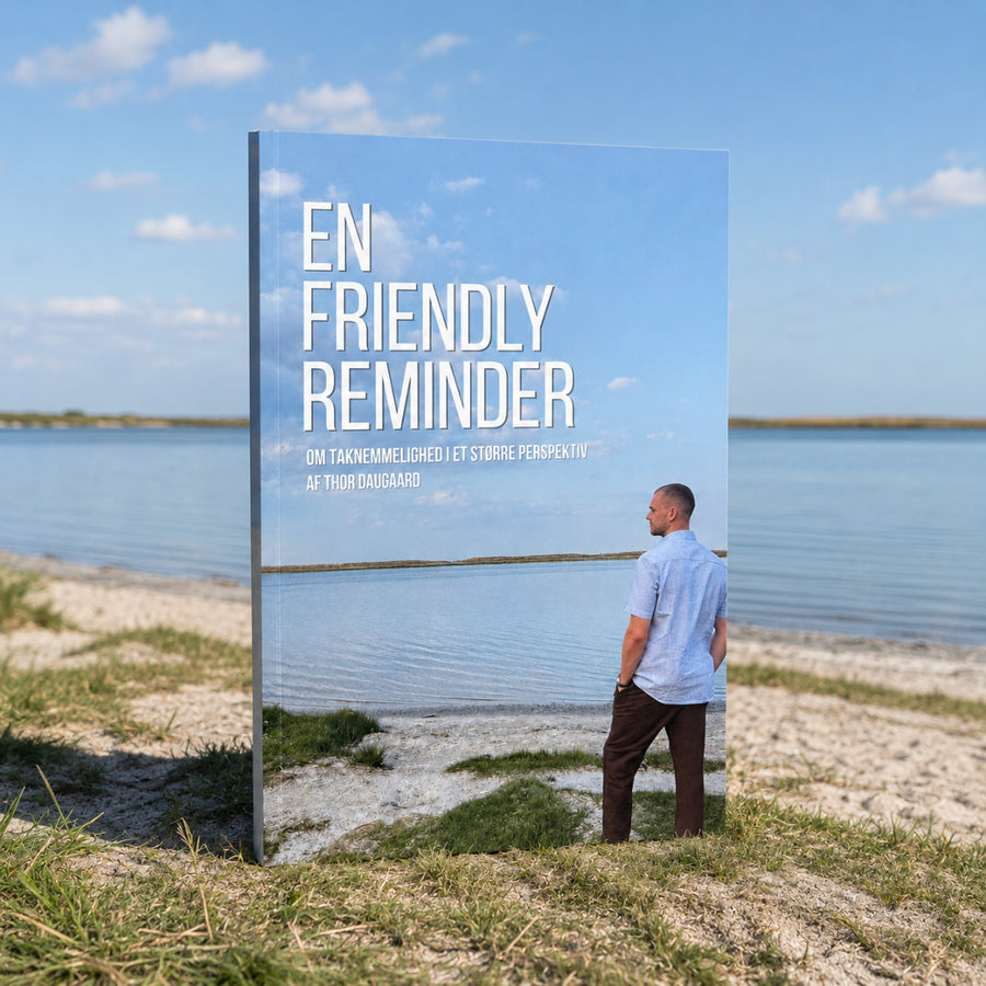 Bogen En Friendly Reminder på stranden ved kysten